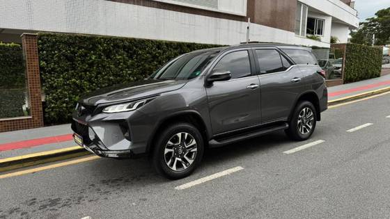 TOYOTA HILUX SW4 2.8 D-4D TURBO DIESEL DIAMOND 7L 4X4 AUTOMÁTICO